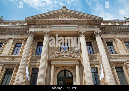 Bruxelles - il portale ad est del palazzo della Borsa - Bourse Foto Stock