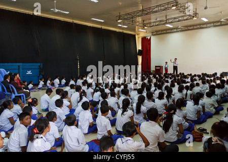 Assemblea di studenti nel ONG Pour un Sourir d'Enfant in Phnom Penh Cambogia Foto Stock