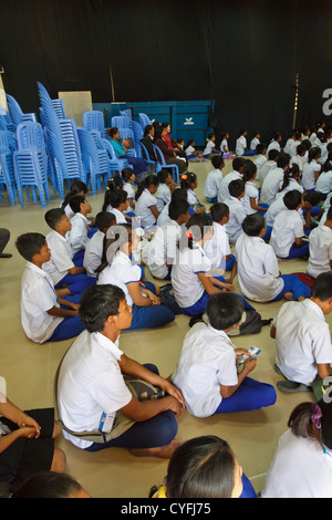 Assemblea di studenti nel ONG Pour un Sourir d'Enfant in Phnom Penh Cambogia Foto Stock