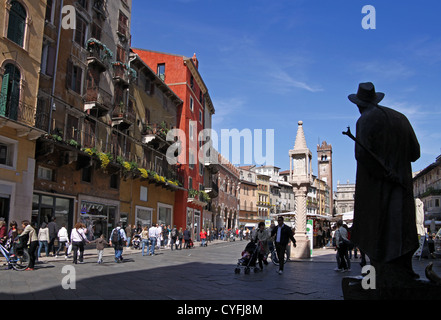 Piazza delle Erbe a Verona, Veneto, Italia Foto Stock