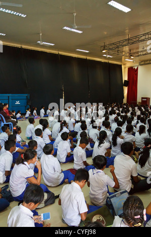 Assemblea di studenti nel ONG Pour un Sourir d'Enfant in Phnom Penh Cambogia Foto Stock