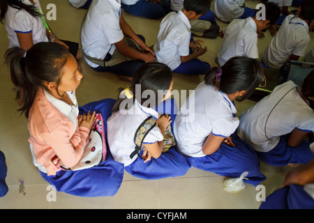 Assemblea di studenti nel ONG Pour un Sourir d'Enfant in Phnom Penh Cambogia Foto Stock