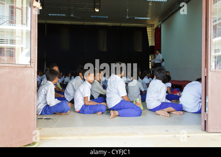 Assemblea di studenti nel ONG Pour un Sourir d'Enfant in Phnom Penh Cambogia Foto Stock