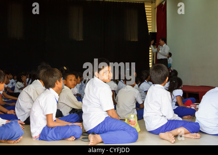 Assemblea di studenti nel ONG Pour un Sourir d'Enfant in Phnom Penh Cambogia Foto Stock