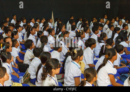 Assemblea di studenti nel ONG Pour un Sourir d'Enfant in Phnom Penh Cambogia Foto Stock