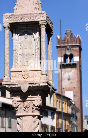 Vecchia colonna del mercato in Piazza delle Erbe a Verona, Veneto, Italia Foto Stock