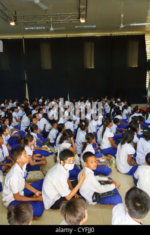 Assemblea di studenti nel ONG Pour un Sourir d'Enfant in Phnom Penh Cambogia Foto Stock