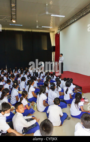 Assemblea di studenti nel ONG Pour un Sourir d'Enfant in Phnom Penh Cambogia Foto Stock