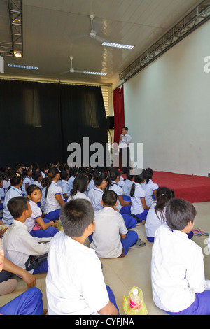 Assemblea di studenti nel ONG Pour un Sourir d'Enfant in Phnom Penh Cambogia Foto Stock