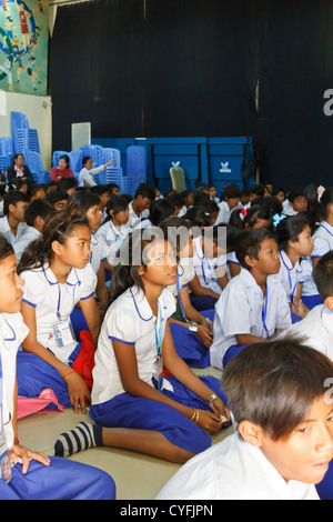 Assemblea di studenti nel ONG Pour un Sourir d'Enfant in Phnom Penh Cambogia Foto Stock