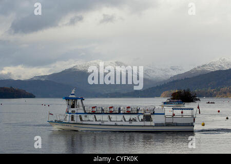 3 novembre 2012 Cumbria Regno Unito prima neve dell'inverno sulle brughiere che si affaccia sul Lago di Windermere. Credito: Shoosmith Collection / Alamy Live News Foto Stock