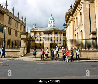 Sheldonian Theatre Centre biblioteca Bodleian sinistra edificio Clarendon diritto Oxford Oxfordshire Inghilterra Europa Foto Stock