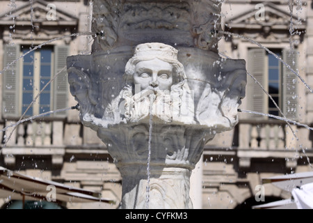 Antica fontana a Piazza delle Erbe a Verona, Veneto, Italia Foto Stock