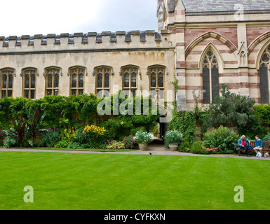 Due persone sedute davanti un quadrangolo gardens Balliol College e la cappella e Oxford Oxfordshire Inghilterra Europa Foto Stock