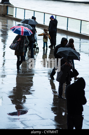 London South Bank in un giorno di pioggia con il Tamigi verso la parte posteriore. Londra. Regno Unito. Foto Stock