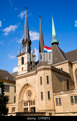 Vista della vecchia chiesa in città Lussemburgo - Lussemburgo, estate Foto Stock