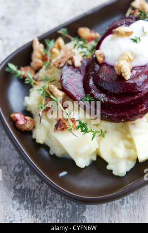 Risotto con pastinaca, barbabietole e noci. Foto Stock