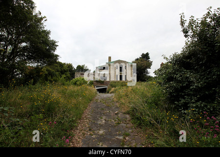 Un vecchio palazzo abbandonato nella periferia di Brighton, East Sussex, Regno Unito. Foto Stock