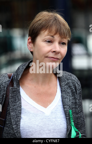 Green MP Caroline Lucas nella foto al di fuori del gruppo Brighton stazione ferroviaria, East Sussex, Regno Unito. Foto Stock