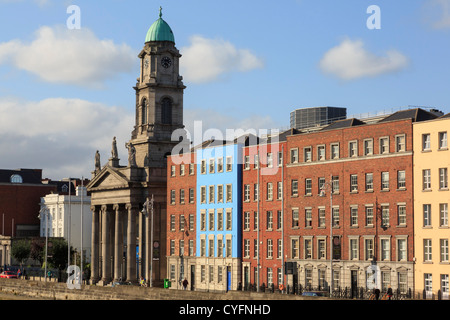 Chiesa di San Paolo costruita 1837 e riverside edifici su Arran Quay, Dublin, Repubblica di Irlanda, Eire Foto Stock