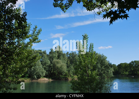 Tranquillo fiume Adda in una giornata di sole, Lombardia, Italia Foto Stock