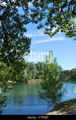 Tranquillo fiume Adda in una giornata di sole, Lombardia, Italia Foto Stock