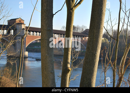 Il vecchio ponte coperto sul fiume Ticino in Pavia, Lombardia, Italia Foto Stock