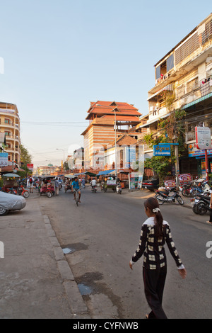 Tipica vita di strada in Phnom Penh Cambogia Foto Stock