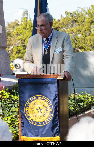 Texas, Stati Uniti d'America. Il 3 novembre 2012. Michael e giovani saluta i partecipanti alla 219th compleanno di Stephen F Austin in Texas State cimitero a nome della 'Sons della Repubblica del Texas' Foto Stock