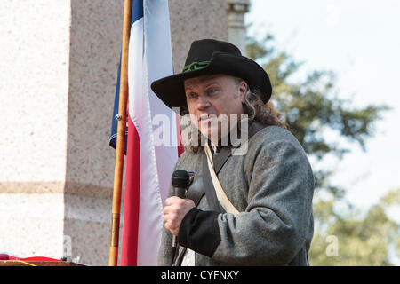 Texas, Stati Uniti d'America. Il 3 novembre 2012. Il comandante Carl Crowther dei figli di veterani confederati parla di Stephen F Austin la carriera militare Foto Stock