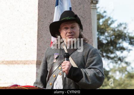 Texas, Stati Uniti d'America. Il 3 novembre 2012. Il comandante Carl Crowther dei figli di veterani confederati parla di Stephen F Austin la carriera militare Foto Stock