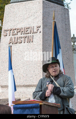 Texas, Stati Uniti d'America. Il 3 novembre 2012. Il comandante Carl Crowther dei figli di veterani confederati parla di Stephen F Austin la carriera militare Foto Stock