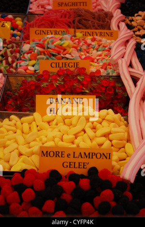 Caramelle colorate su supporto per la vendita al mercato, Italia Foto Stock