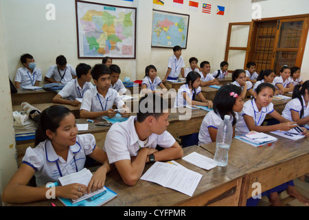 Gli alunni di una classe della ONG Pour un Sourir d'Enfant in Phnom Penh Cambogia Foto Stock