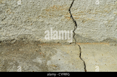 A Crack in fondamenta in calcestruzzo e piano di una casa residenziale. Foto Stock