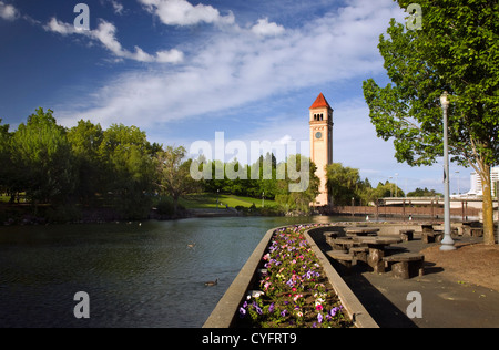 WA05541-00...WASHINGTON - la Torre dell Orologio e laghetto presso il Riverfront Park situato lungo il fiume Spokane nel centro di Spokane. Foto Stock