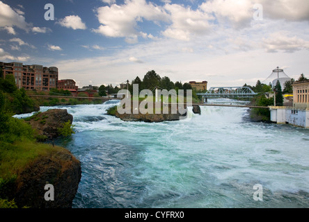 WA05547-00...WASHINGTON - Fiume Spokane assordanti attraverso il Riverfront Park nel centro di Spokane. Foto Stock