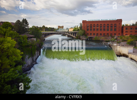 WASHINGTON - Fiume Spokane assordanti attraverso il Riverfront Park e passare il Washington acqua impianto di alimentazione nel centro di Spokane. Foto Stock