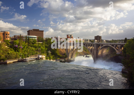 WA05551-00...WASHINGTON - Fiume Spokane assordanti oltre l'cade quindi attraverso la Monroe Street Bridge nel centro di Spokane. Foto Stock