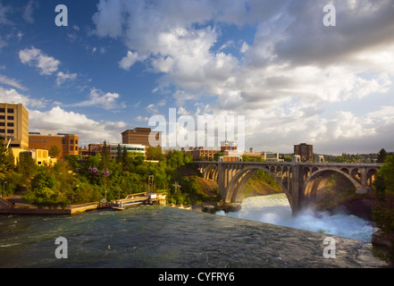 WA05552-00...WASHINGTON - Fiume Spokane assordanti oltre l'cade quindi attraverso la Monroe Street Bridge nel centro di Spokane. Foto Stock