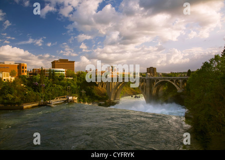 WA05554-00...WASHINGTON - Fiume Spokane assordanti oltre l'cade quindi attraverso la Monroe Street Bridge nel centro di Spokane. Foto Stock