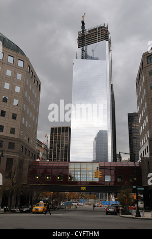 4 World Trade Center come visto da Battery Park City il 9 novembre 2, 2012 all indomani della post-tempesta tropicale di sabbia. Foto Stock