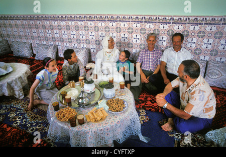 Il Marocco, Kassita, Rif Mountains, famiglia delle tribù berbere avente il tè Foto Stock