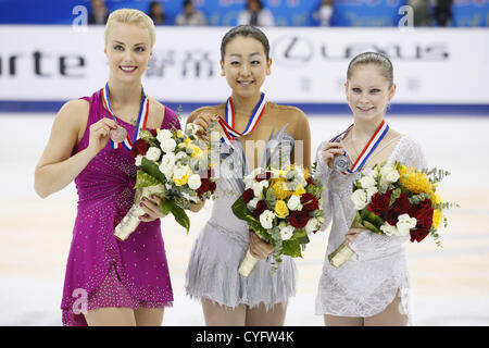 (L a R) Kiira Korpi (FIN), Mao Asada (JPN), Julia Lipnitskaia (RUS), 3 novembre 2012 - Pattinaggio di Figura : Mao Asada del Giappone festeggia con la sua medaglia d'oro durante l'ISU Grand Prix di Pattinaggio di Figura 2012/2013 tazza di Cina 2012 Cerimonia di vittoria a Shanghai Oriental Sport Center, Shanghai, Cina. (Foto di Yusuke Nakanishi/AFLO SPORT) [1090] Foto Stock