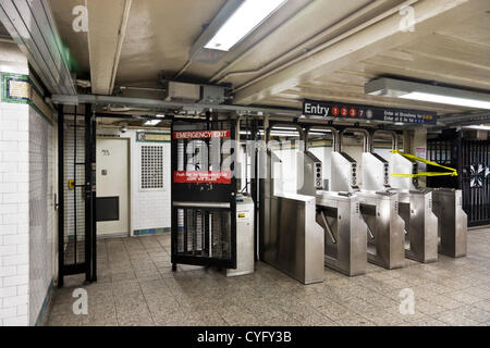 Un ingresso per la #1 linea a Times Square di New York City, dove alla metropolitana porte di emergenza sono fissati con nastro aperto per consentire il libero accesso dopo il Governatore Cuomo annuncia il libero transito per giovedì e venerdì 1 novembre e la seconda a causa del trasporto a seguito di emergenza uragano Sandy Foto Stock