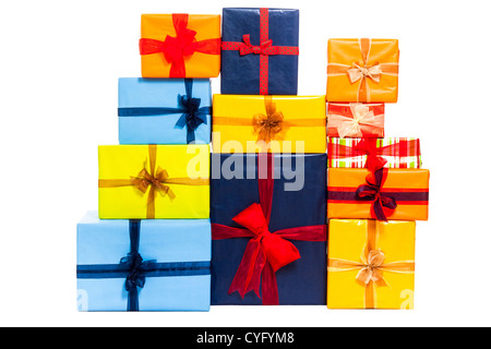 Colorate scatole regalo con nastro, isolato su sfondo bianco. Foto Stock