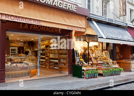 La Fromagerie, specialist cheese,vino e negozio di gastronomia e di Montorgueil Primeur, fruiterer, Parigi, Francia Foto Stock