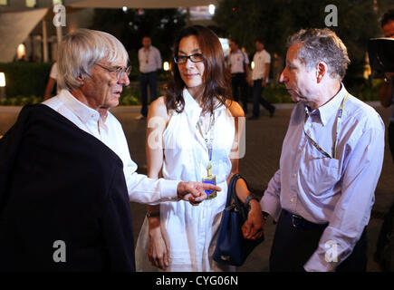 03 11 2012 FIA Formula One World Championship 2012 Gran Premio di Abu Dhabi British Formula One Boss Bernie Ecclestone (L), francese FIA-presidente Jean Todt (R) e la sua fidanzata, l'attrice Michelle Yeoh (C) visto dopo la sessione di qualifica al circuito di Yas Marina in Abu Dhabi, Emirati Arabi Uniti, 03 novembre 2012. Il Gran Premio di Formula Uno di Abu Dhabi avrà luogo il 04 novembre 2012. Foto Stock