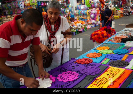 Donna acquisto Papel Picado al mercato Giamaica in Colonia in Giamaica a Venustiano Carranza borough di Città del Messico Foto Stock