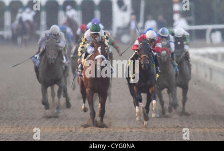 Nov. 3, 2012 - Arcadia, CALIFORNIA, STATI UNITI D'AMERICA - Jockey Brian Hernandez jr (destra) sulla Fort Larned vince davanti a Mike Smith (sinistra) on Mucho Macho uomo al Breeders' Cup Classic (5 milioni di US $) prezzo a Santa Anita Park il 3 novembre 2012 in Arcadia, California.ARMANDO ARORIZO/PI (credito Immagine: © Armando Arorizo/Pi/Prensa Internacional/ZUMAPRESS.com) Foto Stock